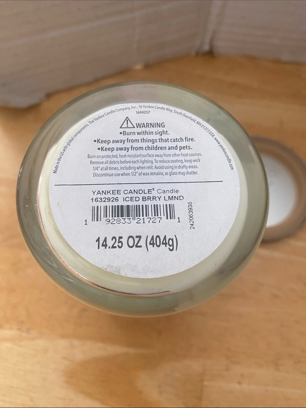Yankee Candle Iced Berry Lemonade Jar Candle NWT 14.25 oz smells amazing - Picture 5 of 5